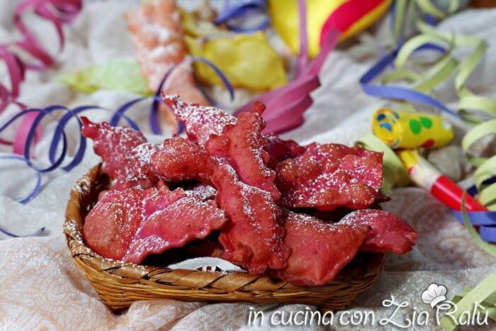 Chiacchiere alla barbabietola rossa senza uova