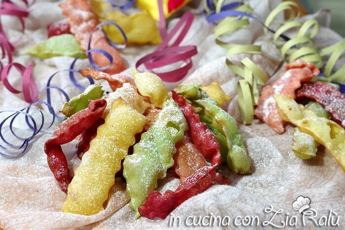 Chiacchiere alla panna colorate