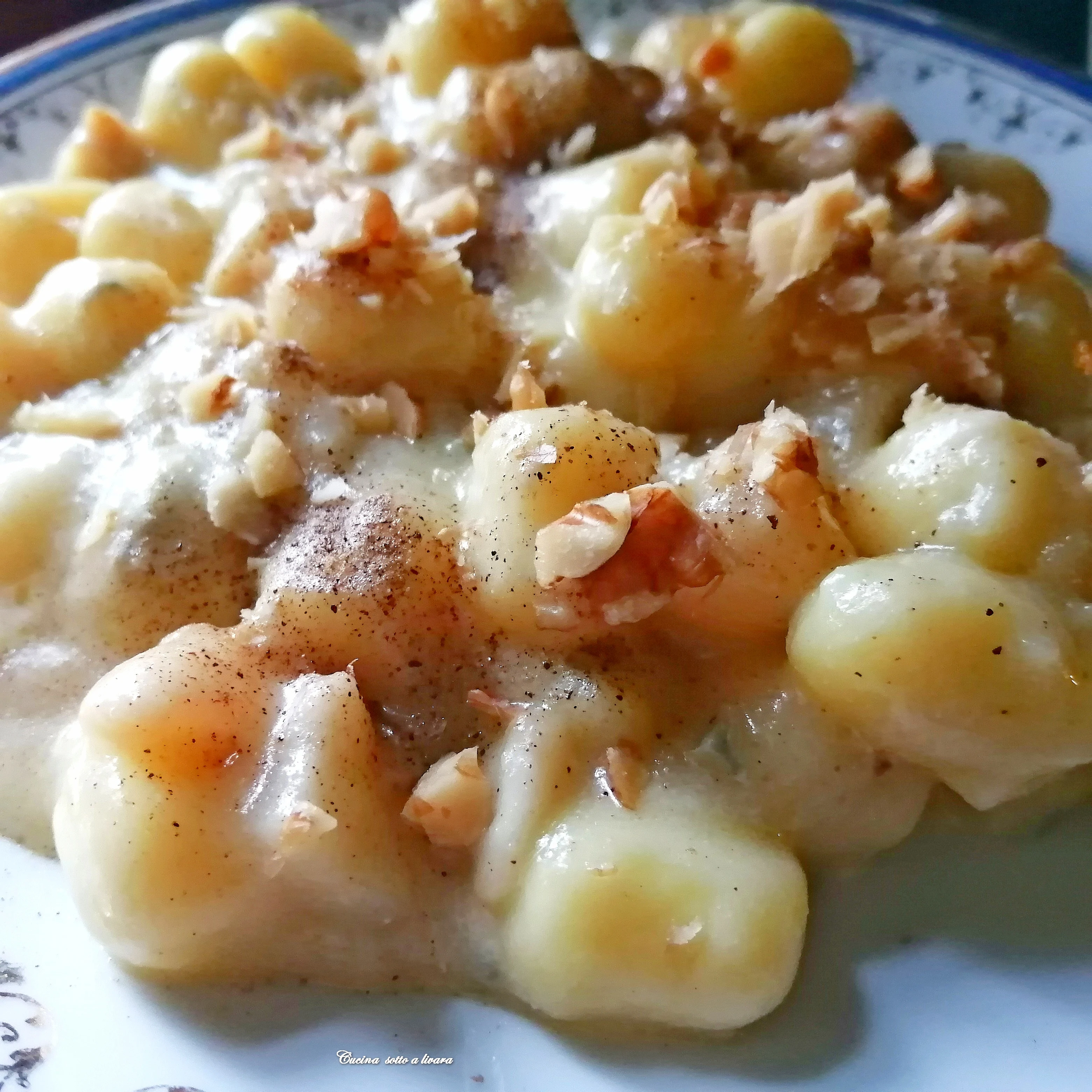 CHICCHE DI PATATE CON GORGONZOLA , PERA E NOCI