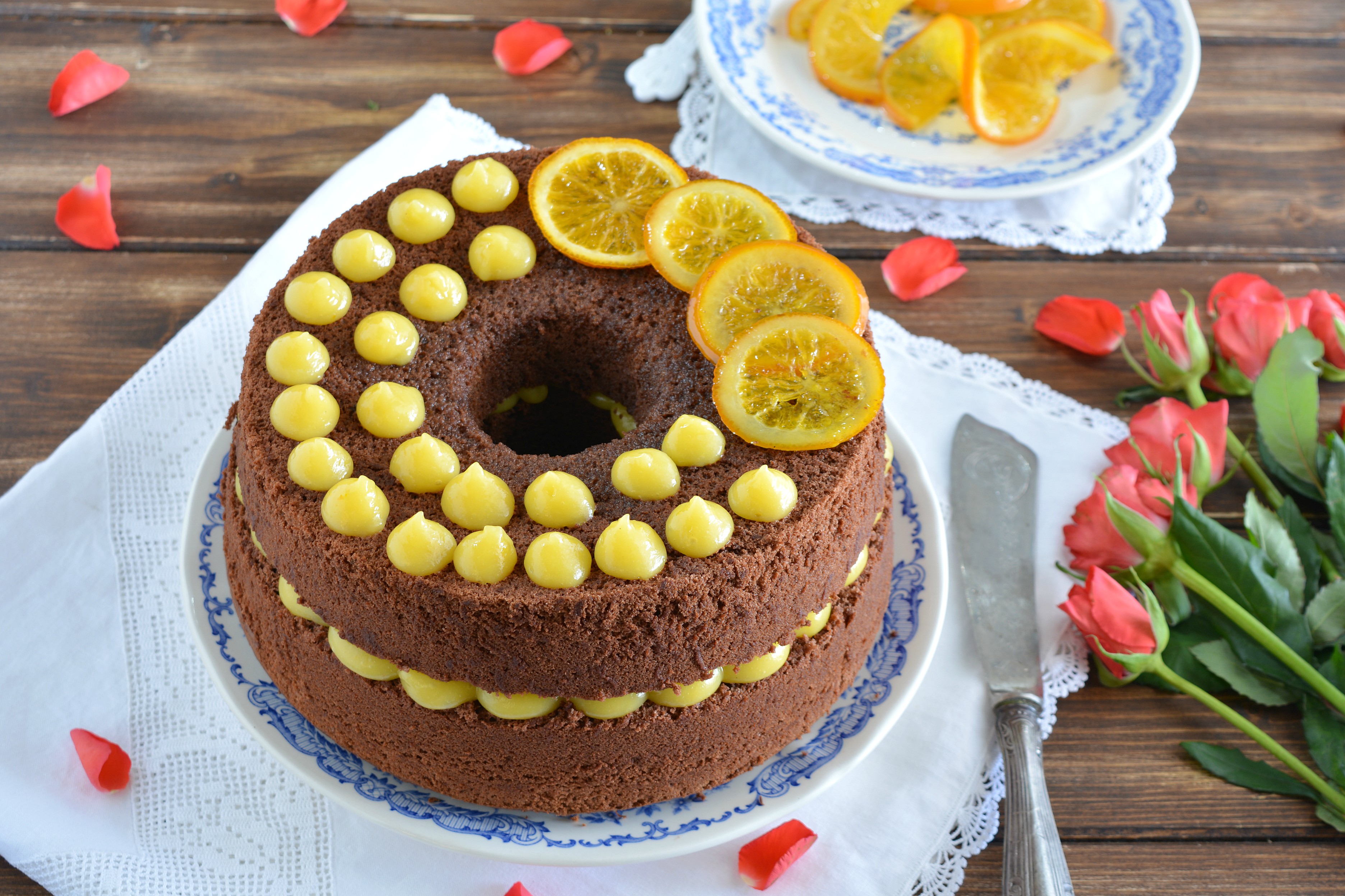 Chiffon cake al cacao con crema all’arancia