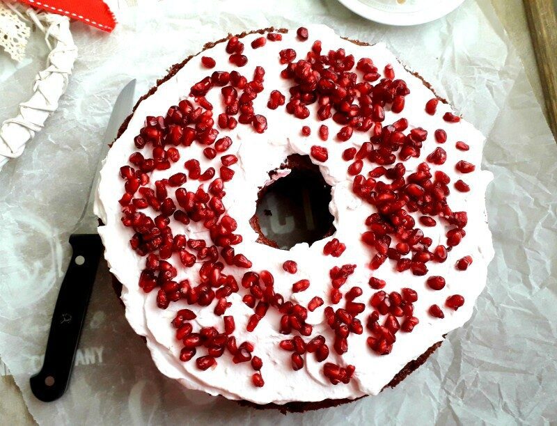 Chiffon cake al cioccolato con mousse alla melagrana