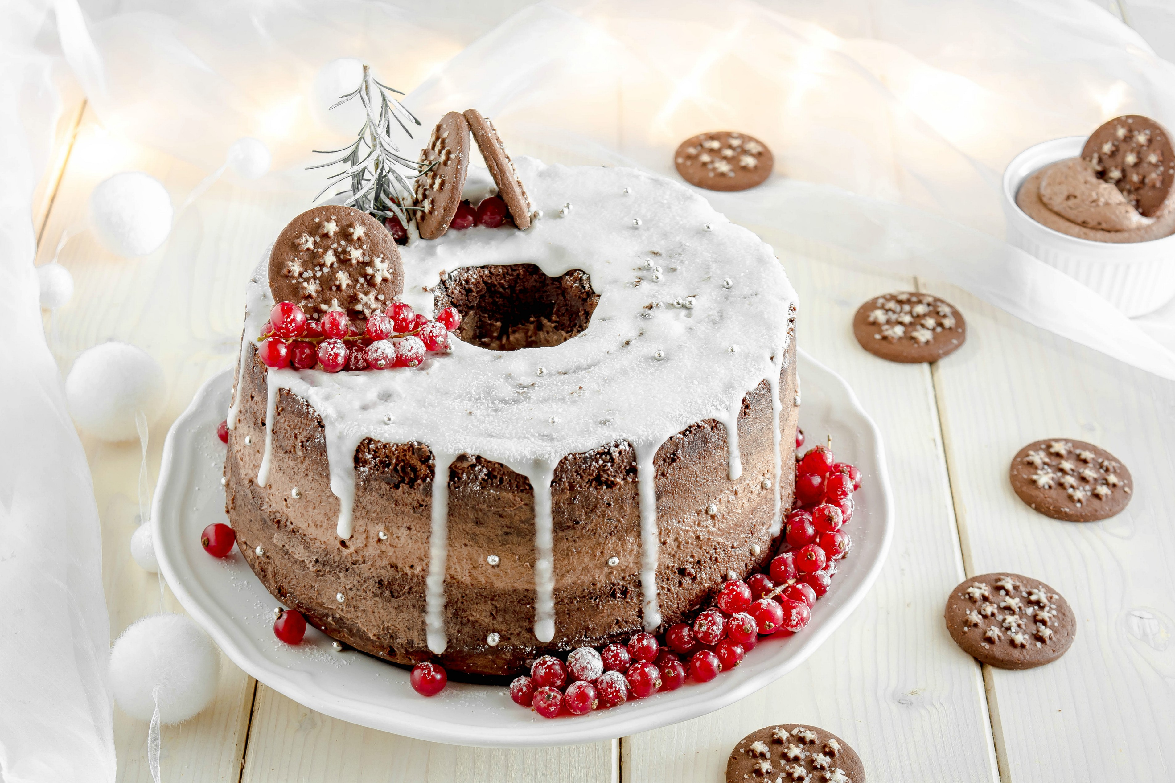 Chiffon cake al doppio cioccolato con crema alle nocciole e pan di stelle