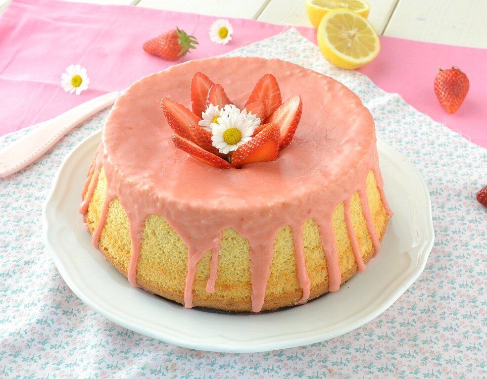 Chiffon cake al limone e zenzero con glassa alle fragole