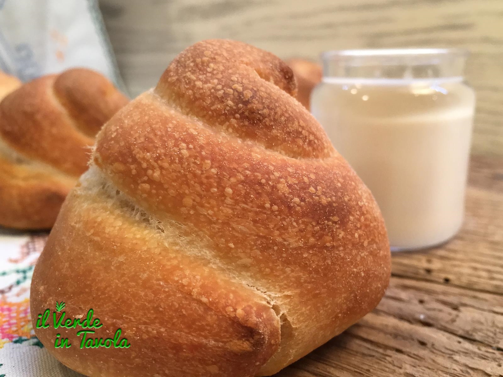Chiocciole di pane al latte con pasta madre