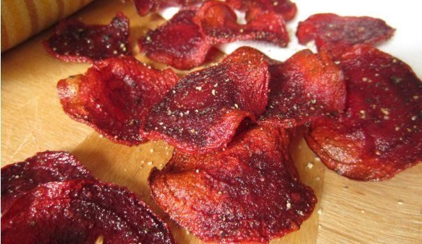 Chips di barbabietola rossa e varianti deliziose tutte vegane