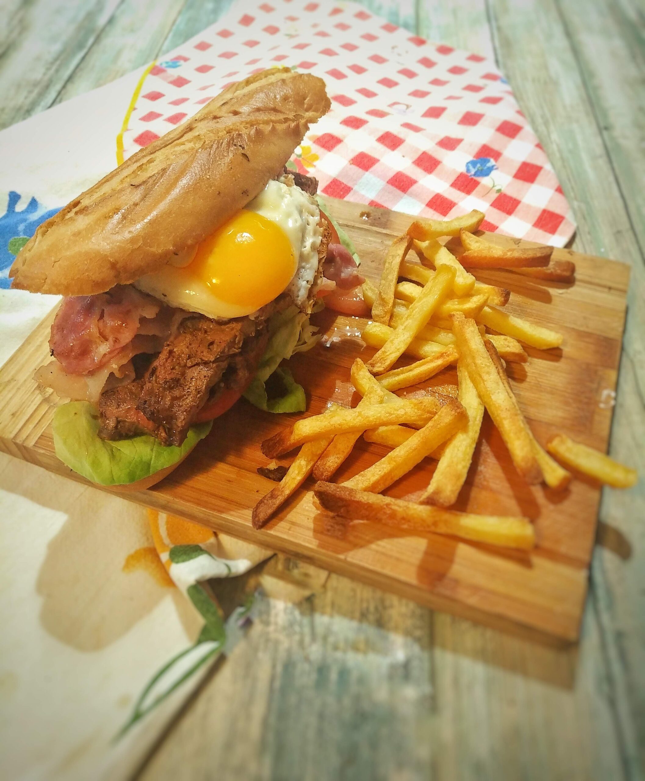 Chivito al pan (Uruguay)