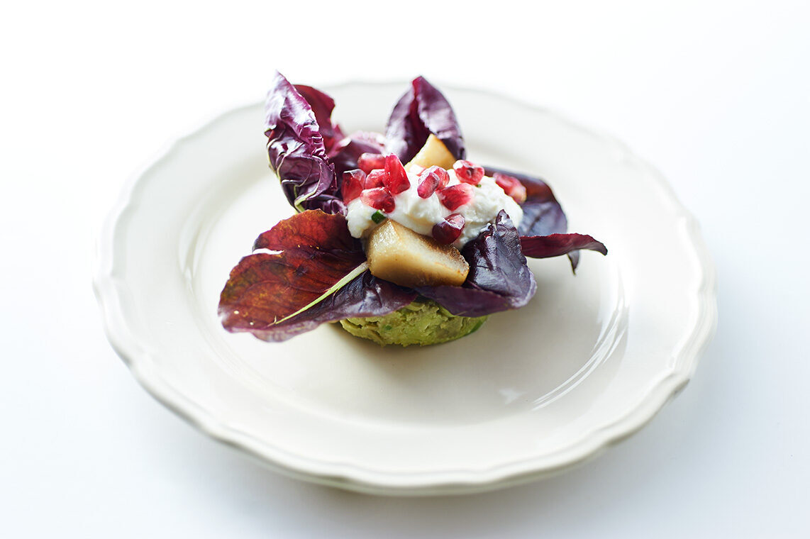 Ci vuole un fiore!!! torretta di edamame con pere arrostite, cicorino selvatico e crema di yogurt