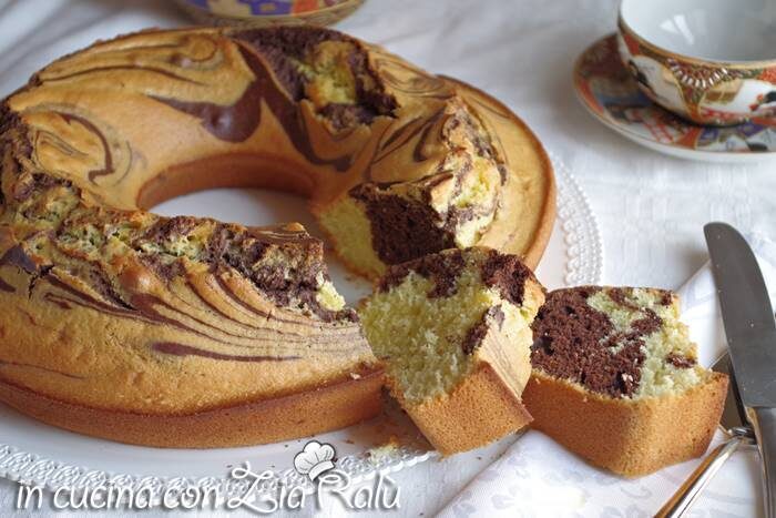 Ciambella all’acqua bicolore con olio