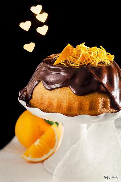Ciambella all’arancia con salsa al cioccolato.