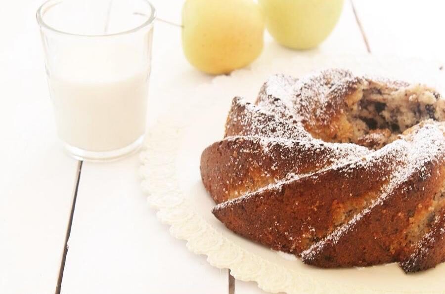 Ciambella alle mele con cioccolato e noci