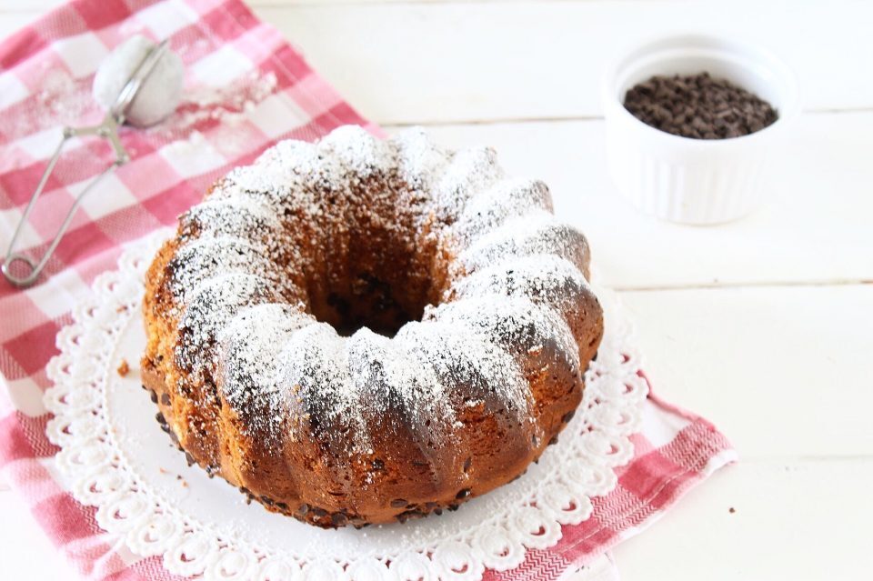 Ciambella alle noci e gocce di cioccolato