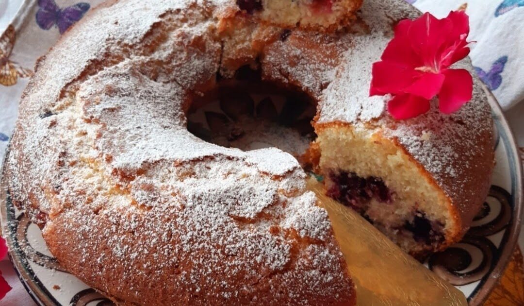 Ciambella allo yogurt e frutti di bosco