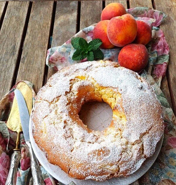 Ciambella con pesche e cioccolato bianco