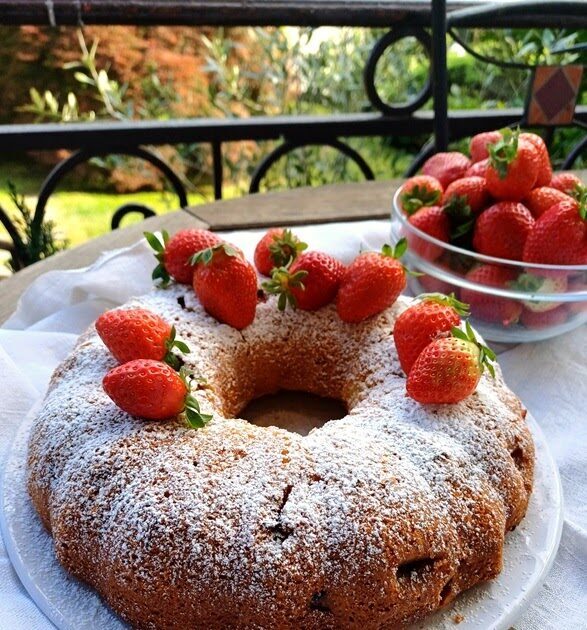 Ciambella con yogurt e fragole