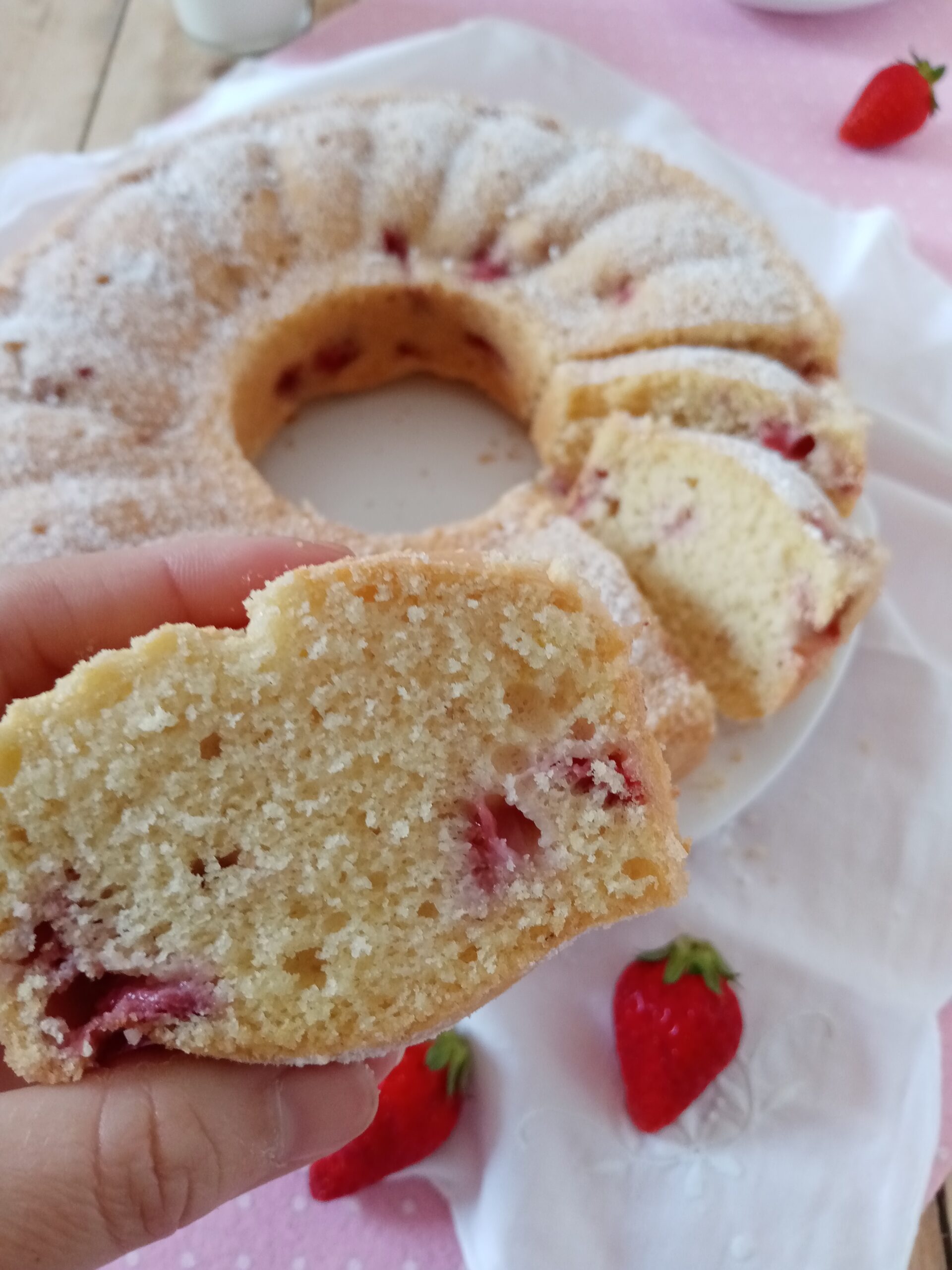 Ciambella panna e fragole
