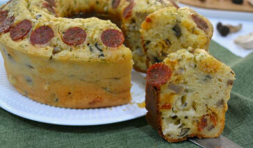 Ciambella salata con salame piccante e funghi