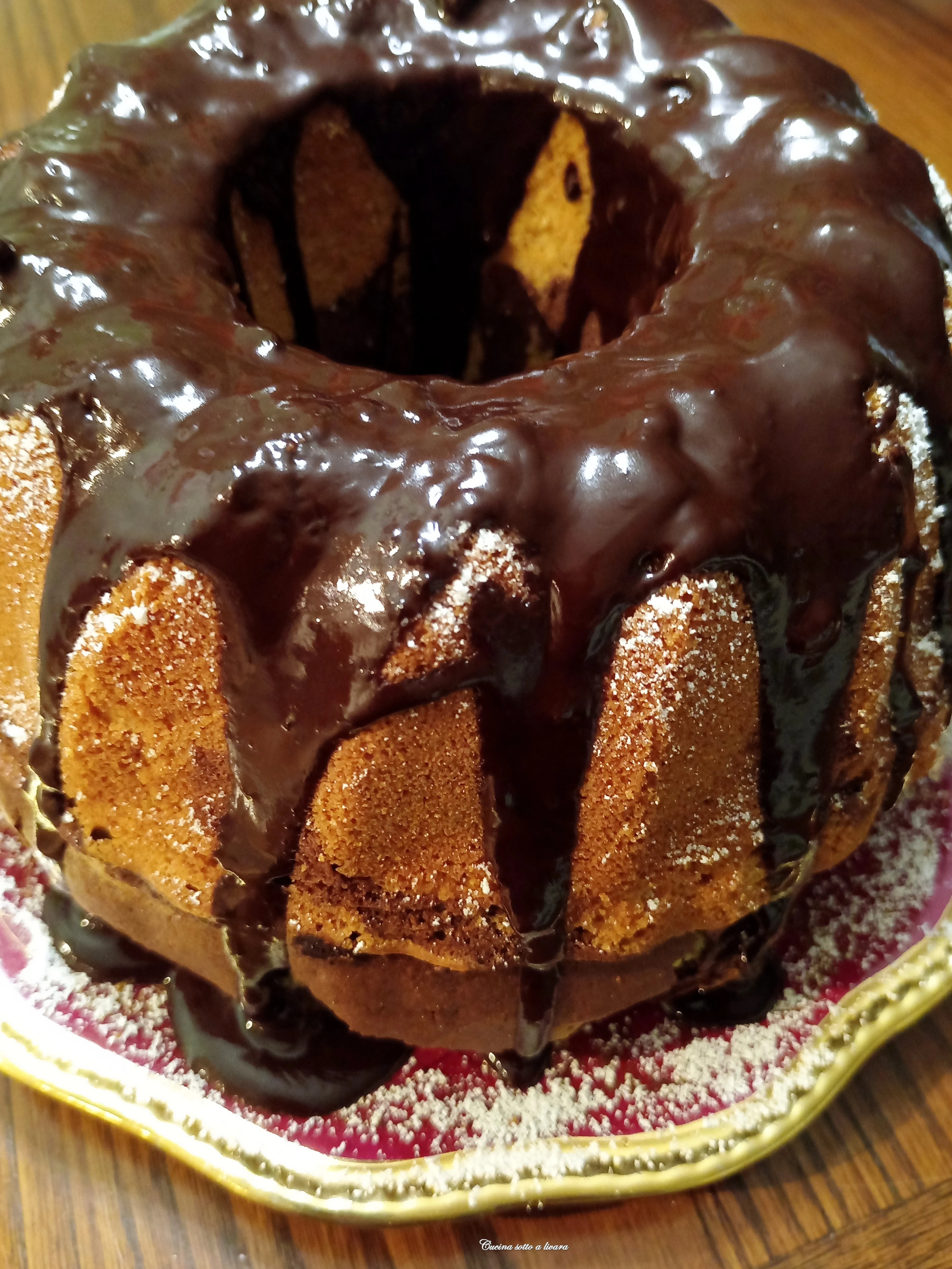 Ciambella variegata al cacao con glassa al cioccolato fondente