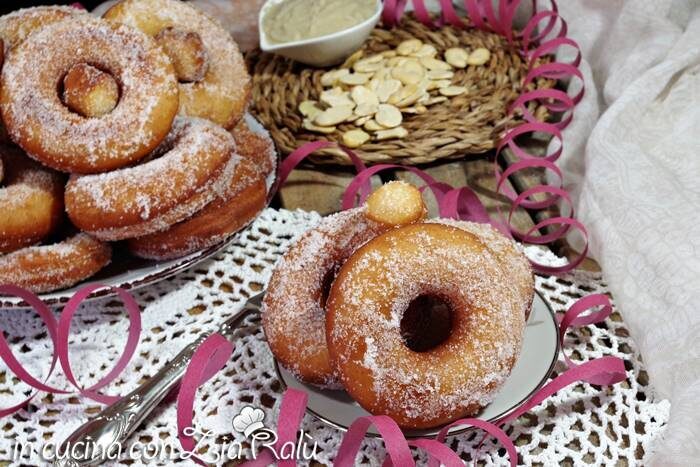Ciambelle fritte con purè di fave