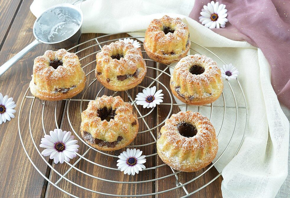 Ciambelline morbide al cocco con cuore cremoso al cioccolato