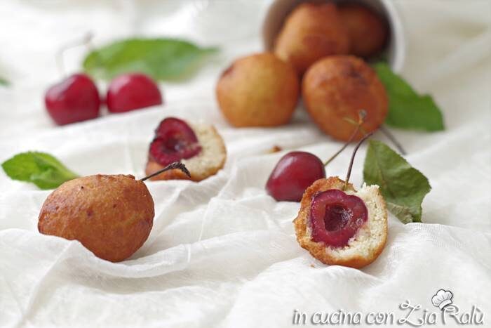 Ciliegie fritte nel guscio di pasta dolce