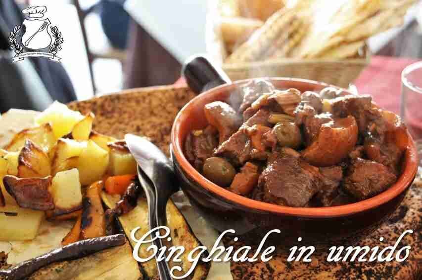 Cinghiale al cannonau con olive e ginepro