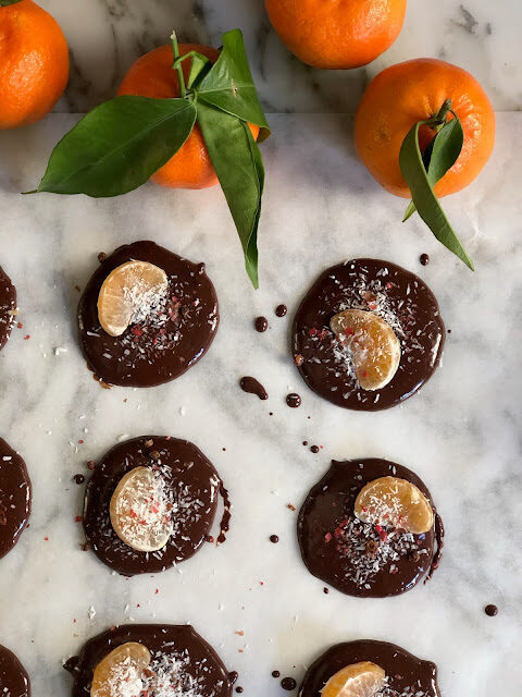 Cioccolatini con clementine, cocco rapè e pepe rosa