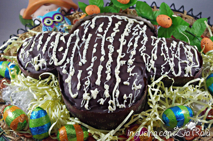 Colomba alla crema coperta cioccolato