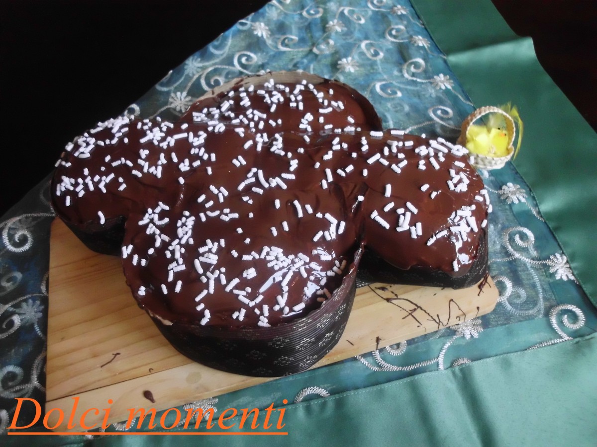 Colomba con gocce di cioccolata-ricoperta con glassa al cioccolato
