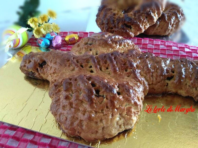Colomba dolce pasquale ripiena di frutta secca