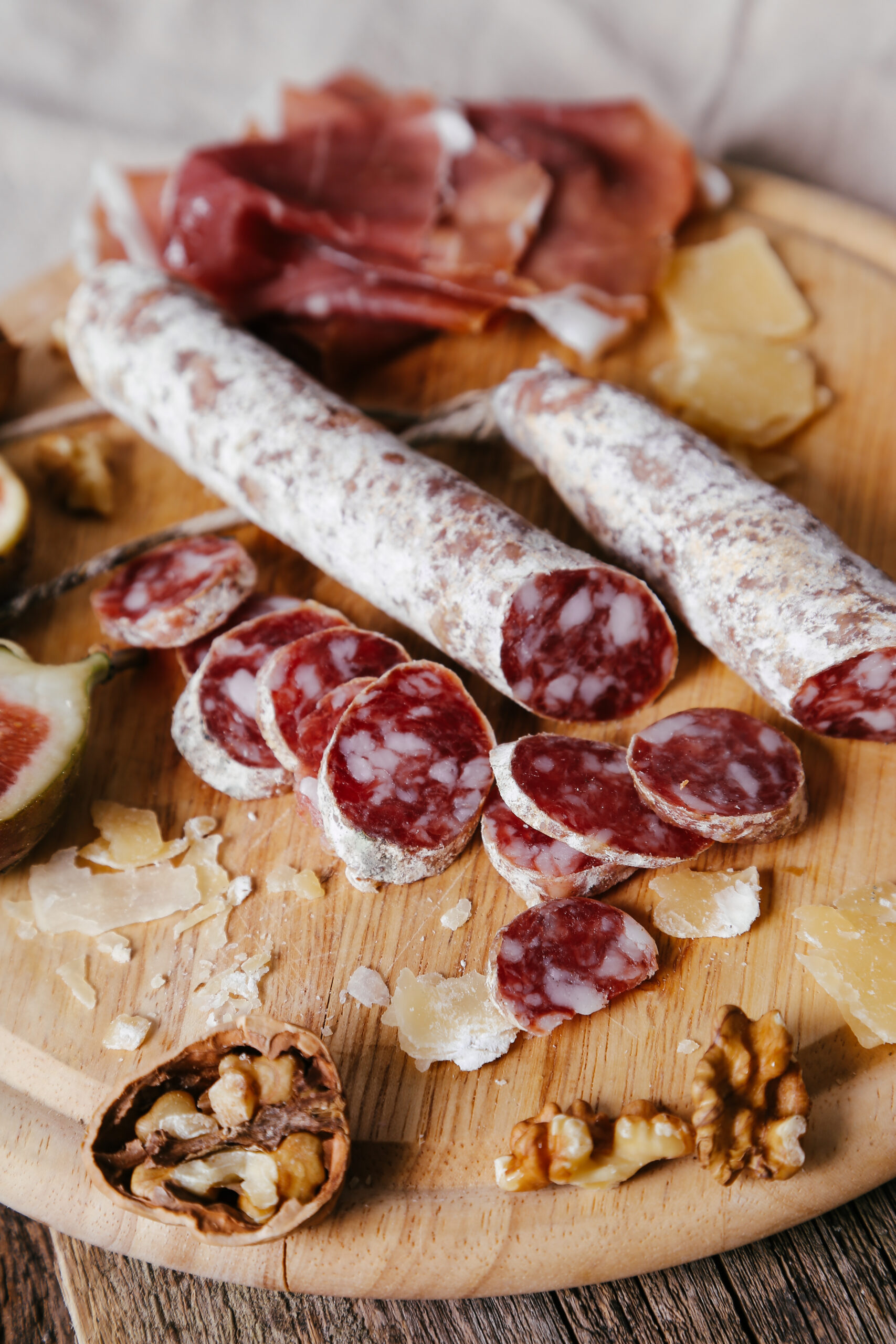 Come gustare il salame nel modo migliore: abbinamenti perfetti per ogni situazione