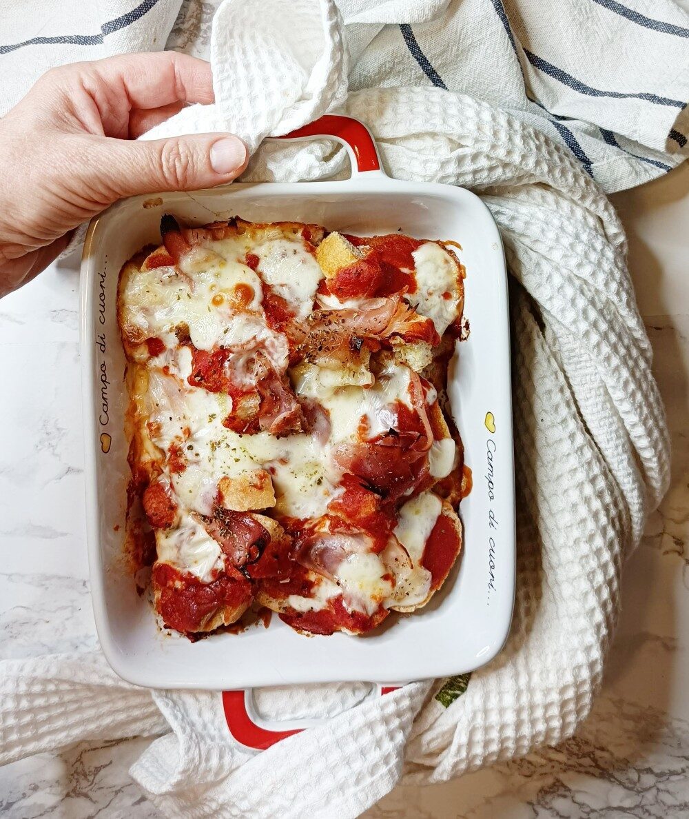 Come riciclare il pane e i formaggi: pizza di pane