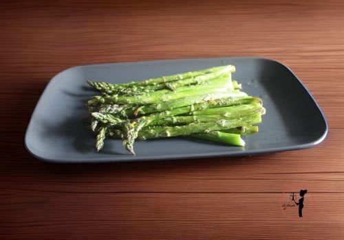 Con la friggitrice ad aria gli asparagi si preparano in 8 minuti: ecco una profumata versione al limone e menta