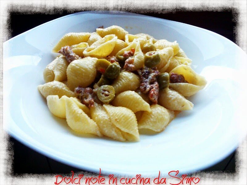 Conchiglie con salciccia e olive