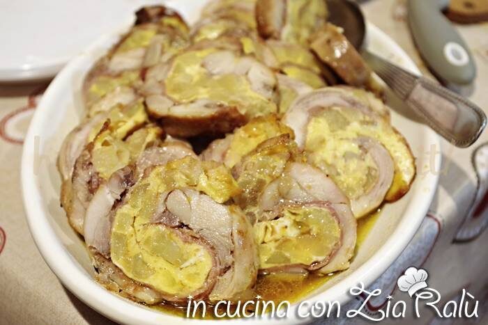 Coniglio arrotolato ripieno con patate e prosciutto