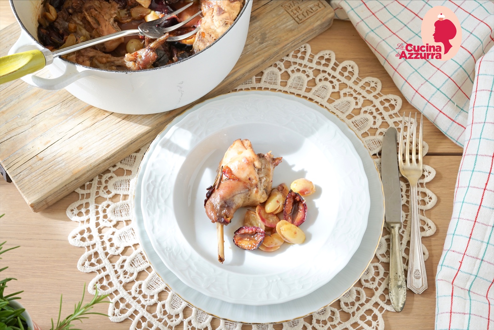Coniglio con susine e uva al rosmarino