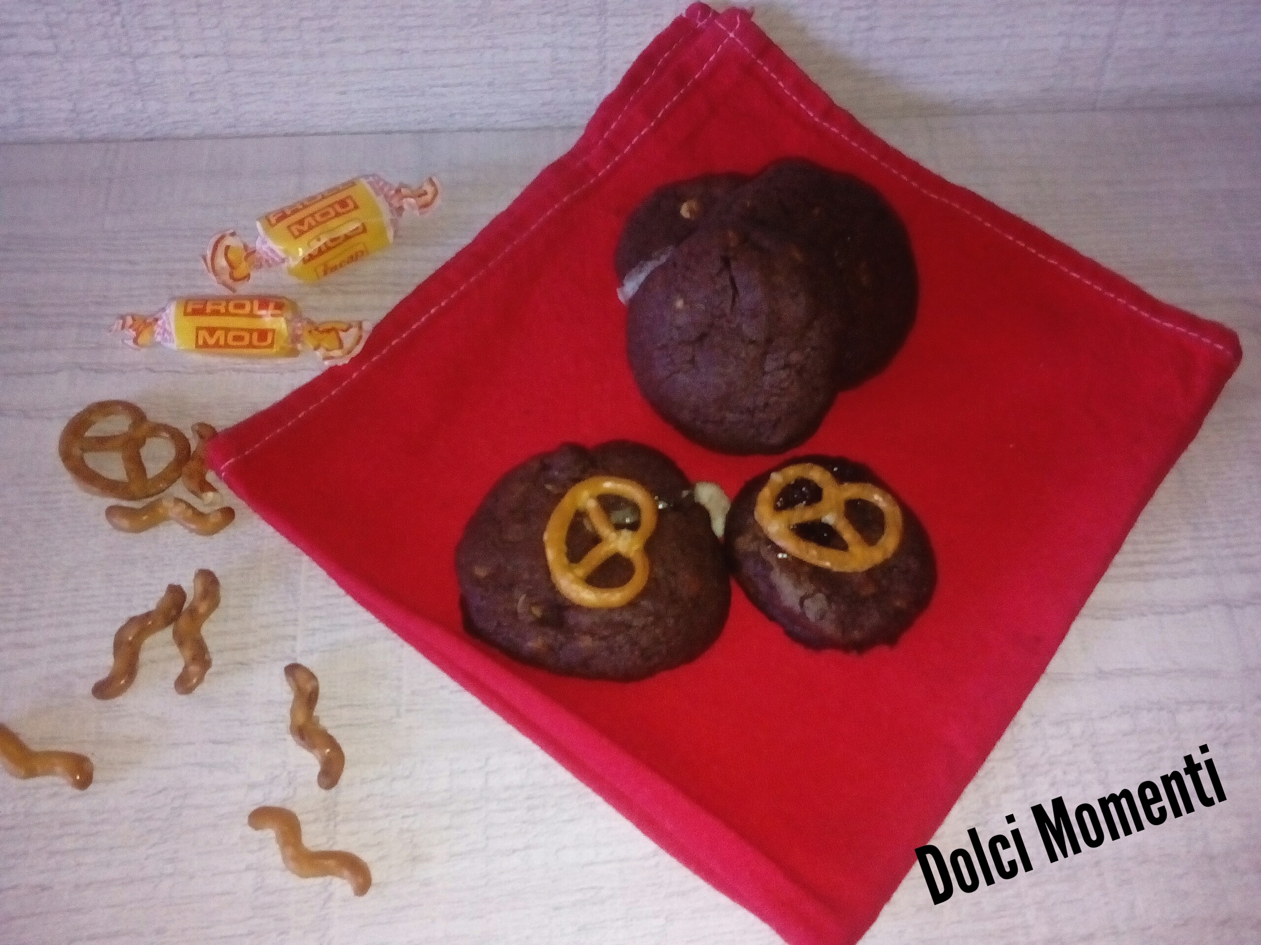 Cookies al cioccolato,caramello salato e pretzel