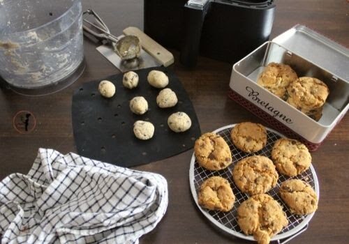 Cookies vegan con pistacchi e cioccolato fondente in friggitrice ad aria