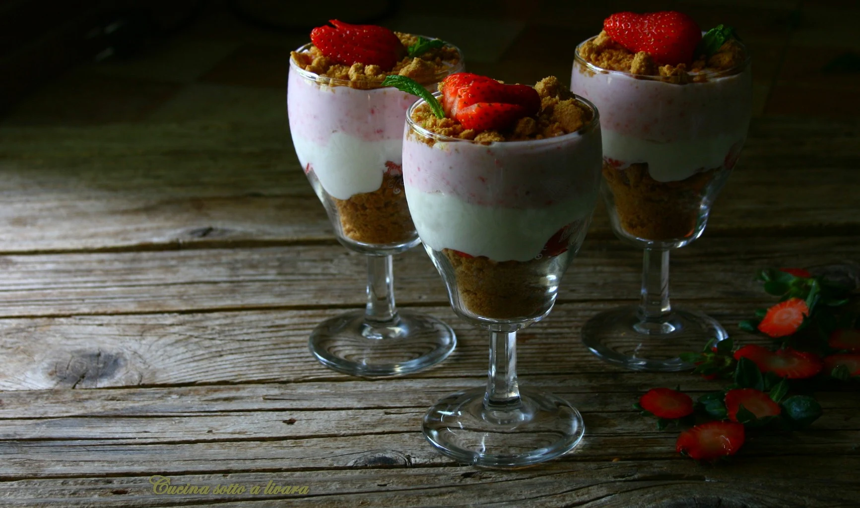 Coppe con  mousse di fragola