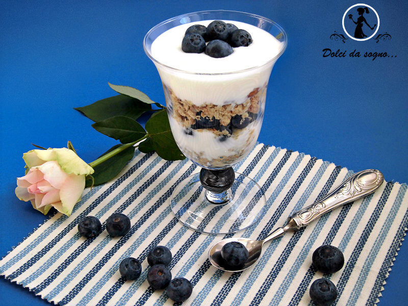 Coppe di yogurt con mirtilli