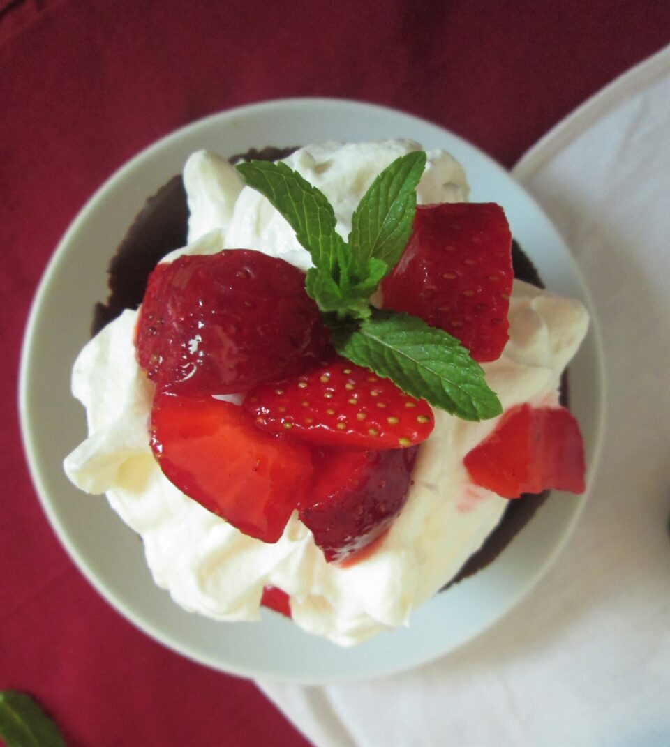 Coppette di cioccolato, panna e fragole