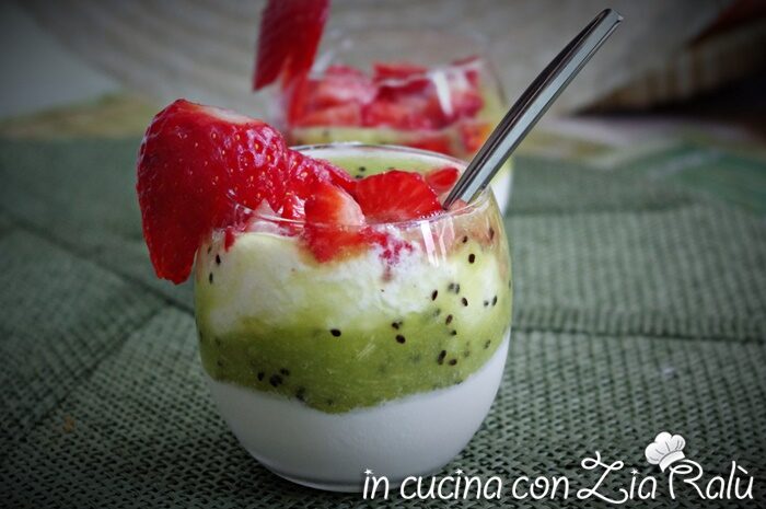 Coppette yogurt greco kiwi e fragole