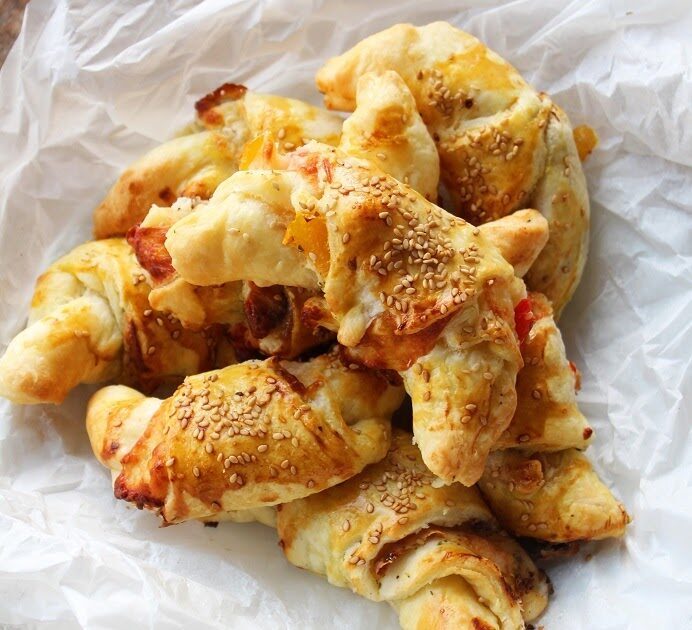 Cornetti salati con peperone, fontal e acciughe