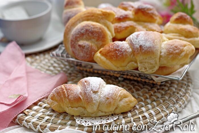 Cornetti sfogliati di pasta brioche