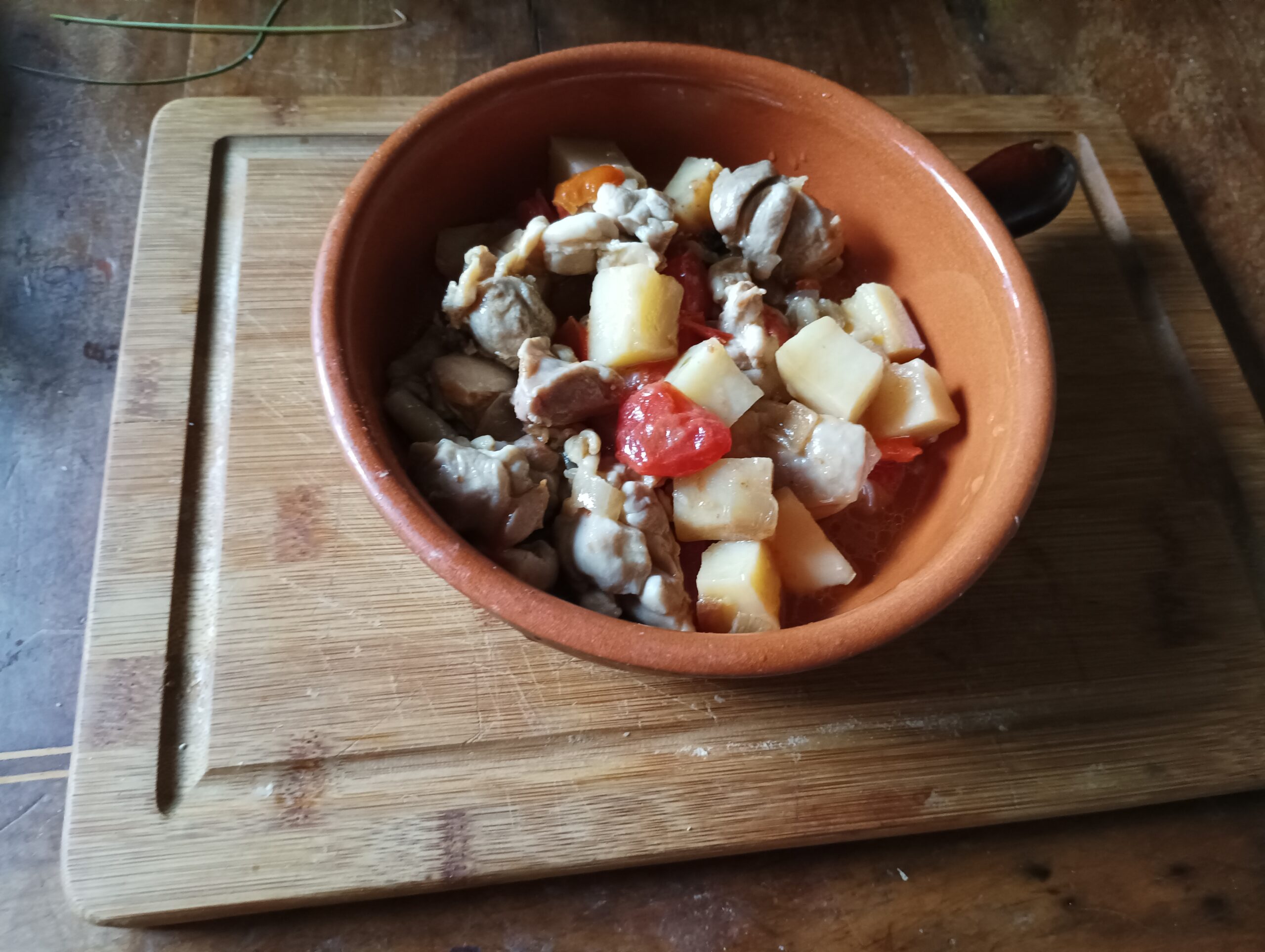 Cosce di pollo disossate con patate in umido