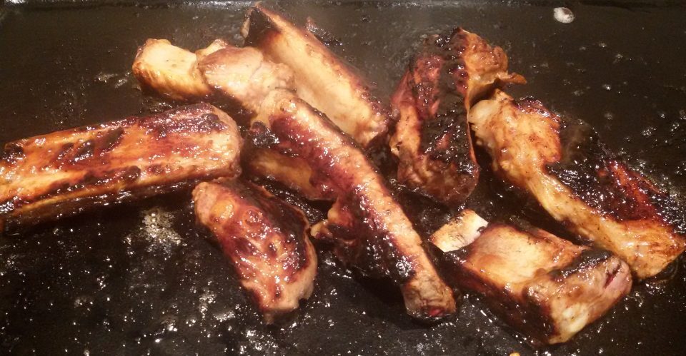 Costine di maiale alla birra e salsa barbecue