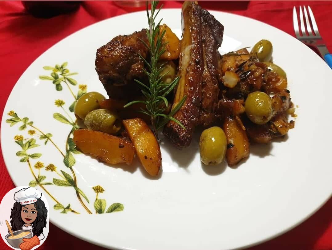 Costine di maiale con patate e olive