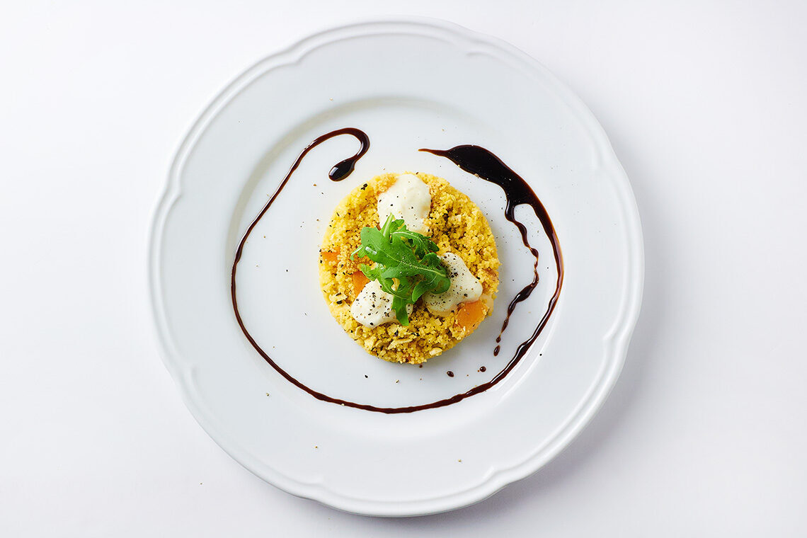 Couscous di mais con albicocche arrostite, lupini e rucola