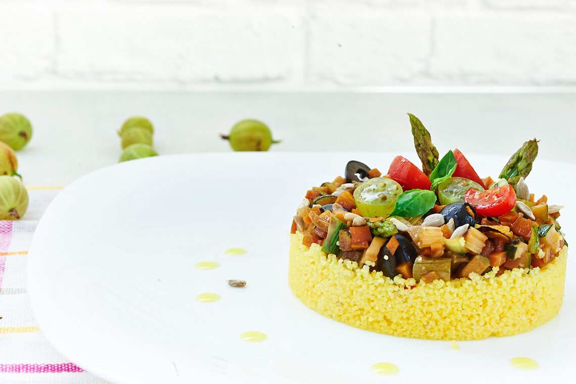 Couscous di mais con verdure croccanti e uva spina