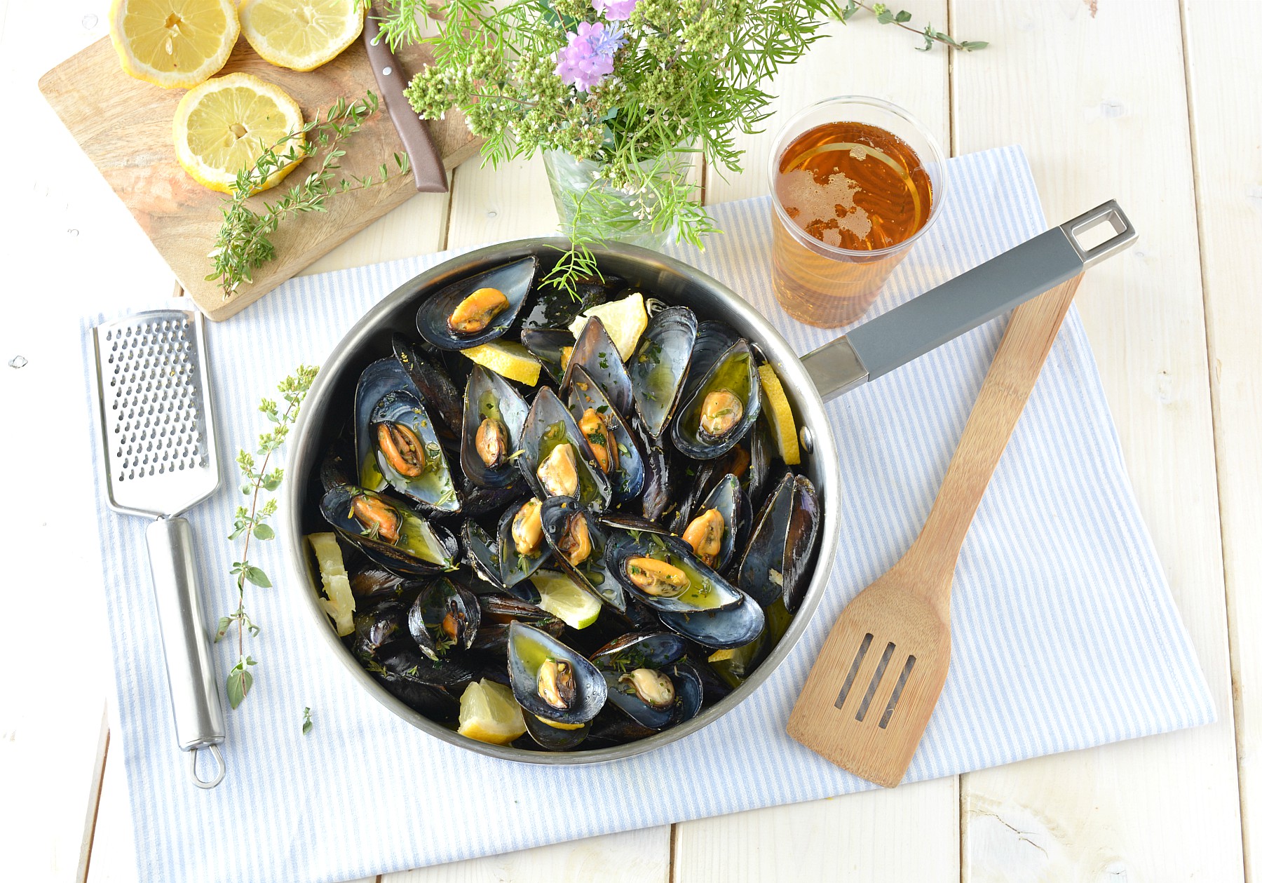 Cozze alla birra con timo e scorzetta di limone