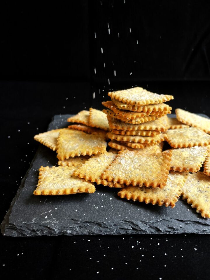 Cracker con farina di ceci farina di avena e semi di Chia